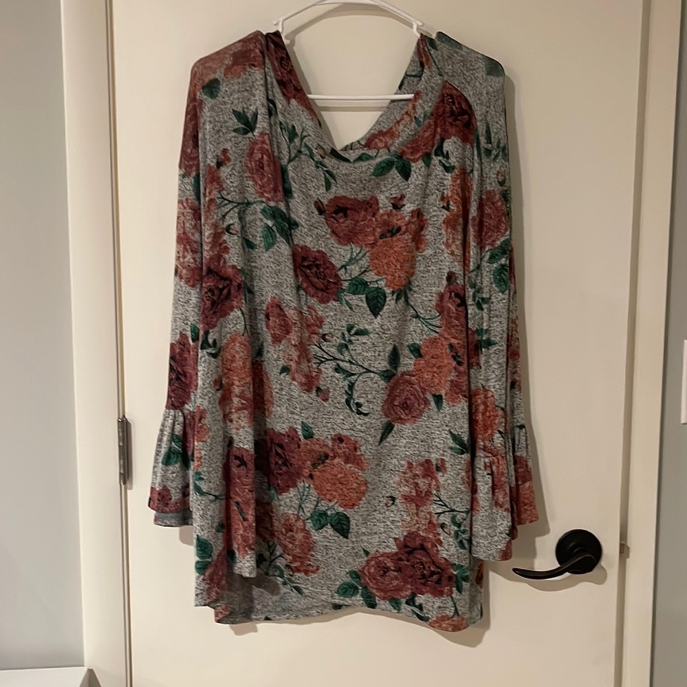 Maurices women’s plus size grey and floral top size 3X